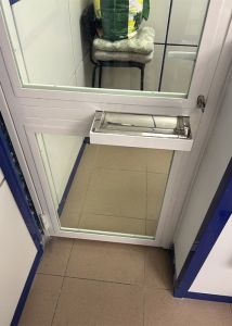 Puerta administración de loterías con cristal certificado