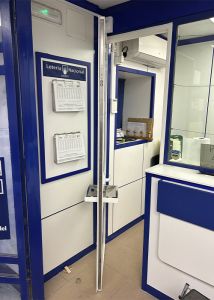 Puerta administración de loterías con cristal certificado